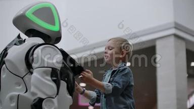 人形<strong>机器人</strong>在技术展览会上与孩子交谈。 <strong>机器人</strong>展览公园。 人形<strong>机器人</strong>说话。